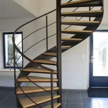 Escalier hélicoïdal avec marche en bois