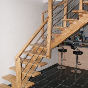 Escalier limon central en hévéa
