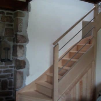 Escalier en frêne conçu par la Menuiserie des Abers